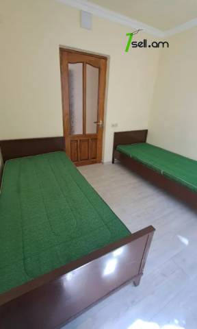 Մեկ հարկանի քարե տուն Տոլստոյի փողոցում կենտրոնում, 80 քմ, կապիտալ վերանորոգված