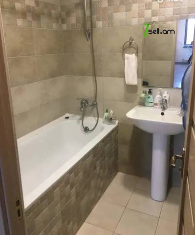 3 սենյականոց բնակարան, Չարենց թաղամաս, 63 քմ, 8/14 հարկ, եվրովերանորոգված