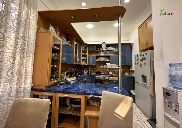 4 սենյականոց բնակարան Աղայան փողոցում, 125 ք.մ., 2 սանհանգույց, բարձր առաստաղներ, 2/5 հարկ