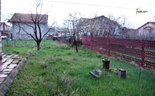 Մեկ հարկանի քարե տուն 2-րդ փողոցում Ախուրյանում, 124 քմ