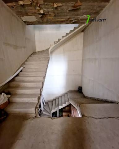 Բազմաֆունկցիոնալ գույք Դավիթ Բեկի փողոցում Էրեբունիում, 1800 ք.մ.