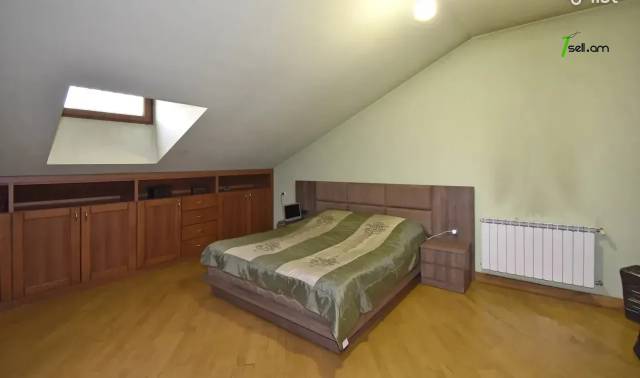 4 սենյականոց բնակարան Աբովյան փողոցում, 191 քմ, նախավերջին հարկ, 3+ սանհանգույց, բարձր առաստաղներ