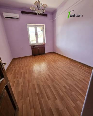 Երեք հարկանի քարե տուն Քաջազնունի փողոցում կենտրոնում, 1060 ք.մ., 3+ սանհանգույց