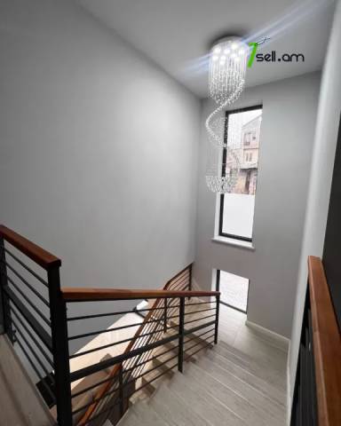 Երկու հարկանի քարե տուն Գոգոլի փողոցում Քանաքեռ Զեյթունում, 550 ք.մ., 3+ սանհանգույց