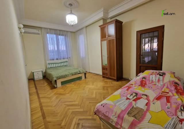 Երեք հարկանի քարե տուն Դավիթ Բեկի փողոցում Էրեբունիում, 2550 ք.մ., 3+ սանհանգույց, մեծ հողամաս