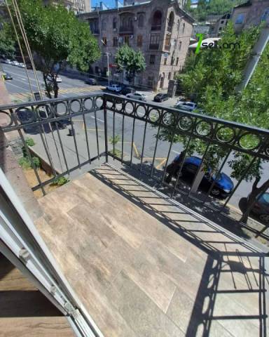 3 սենյականոց բնակարան Չարենցի փողոցում, 90 ք.մ., 3/5 հարկ, 2 սանհանգույց, բարձր առաստաղներ