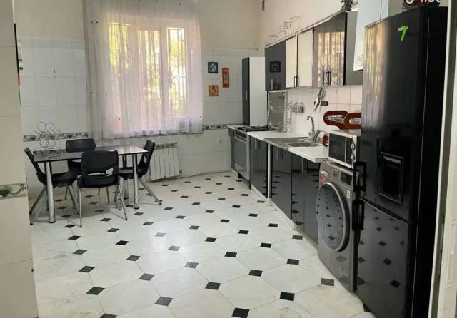 Չորս հարկանի քարե տուն Սիմեոն Երևանցու փողոցում կենտրոնում, 550 ք.մ., 3+ սանհանգույց