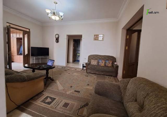 Երեք հարկանի քարե տուն Դավիթ Բեկի փողոցում Էրեբունիում, 900 ք.մ., 2 սանհանգույց