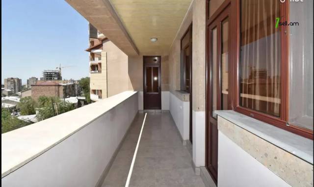 3 սենյականոց բնակարան նորակառույց շենքում Աղբյուր Սերոբի փողոցում, 130 ք.մ., 2 սանհանգույց