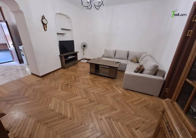 3 սենյականոց բնակարան Էրեբունու փողոցում, 75 ք.մ., 1/2 հարկ, կապիտալ վերանորոգված, քարե շենք