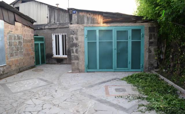 Մեկ հարկանի քարե տուն, Կոմինտերնի փողոցի 3-րդ նրբանցք Գյումրիում, 127 քմ, մասնակի վերանորոգում