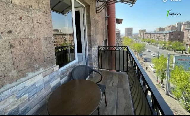 2 սենյականոց բնակարան, Komitas Ave, 65 քմ, բարձր առաստաղներ, կապիտալ վերանորոգված, քարե շենք