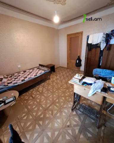 3 սենյականոց բնակարան Բարբյուսի փողոցում, 94 ք.մ., մի քանի պատշգամբ, քարե շենք