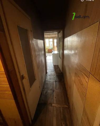 4 սենյականոց բնակարան Դրոյի փողոցում, 125 ք.մ., նախավերջին հարկ, քարե շենք