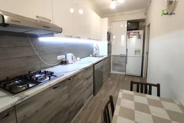 4 սենյականոց բնակարան, Ավան-Առինջ 1-ին միկրոշրջան, 82 քմ, նախավերջին հարկ, եվրովերանորոգված