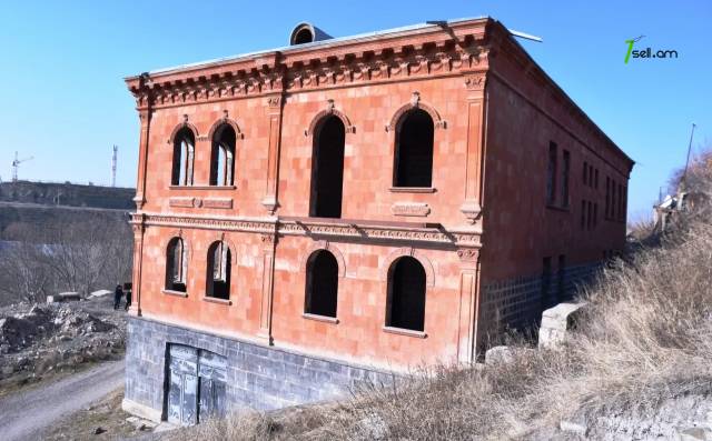 Երեք հարկանի քարե տուն Սահմանապահ փողոցում Գյումրիում, 1022 ք.մ., 2 սանհանգույց