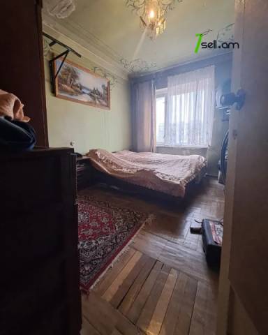 3 սենյականոց բնակարան Վարդանանց փողոցում, 90 ք.մ., մի քանի պատշգամբ, քարե շենք