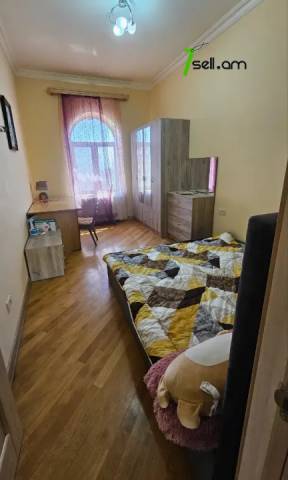 Երկու հարկանի քարե տուն Սիլիկյան 5-րդ փողոցում Աջափնյակում, 3000 քմ, 2 սանհանգույց, մեծ հողամաս