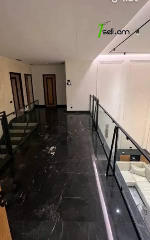 Երկու հարկանի թաունհաուզ Վերին Անտառային փողոցում կենտրոնում, 250 ք.մ., 3+ սանհանգույց