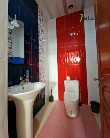 Երեք հարկանի քարե տուն Գևորգ Հովսեփյանի փողոցում Նորք Մարաշում, 1900 քմ, 3+ սանհանգույց