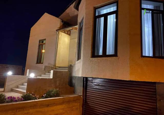 Երկու հարկանի քարե տուն Մոլդովական փողոցում Նոր Նորքում, 630 ք.մ., 2 սանհանգույց