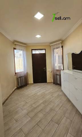 Երկու հարկանի քարե տուն, Գ-1 թաղամաս Աջափնյակում, 880 ք.մ., 2 սանհանգույց, կապիտալ վերանորոգված