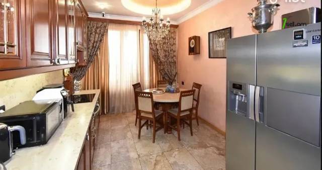 Ընդարձակ 3 սենյականոց բնակարան նորակառույց շենքում Ադոնցի փողոցում, 160 ք.մ., 2 սանհանգույց