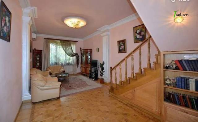 Երկու հարկանի քարե տուն Ալեք Մանուկյան փողոցում կենտրոնում, 185 ք.մ., 2 սանհանգույց