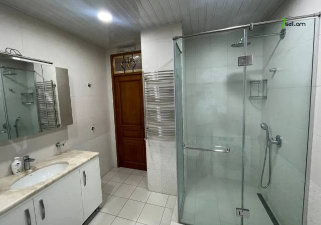 3 սենյականոց բնակարան նորակառույց շենքում Փավստոս Բուզանդի փողոցում, 105 ք.մ., բարձր առաստաղներ