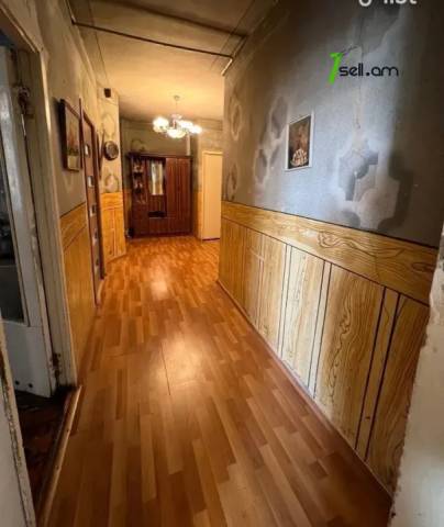 4 սենյականոց բնակարան, Թբիլիսյան խճուղի, 97 ք.մ., 7/16 հարկ, մի քանի պատշգամբ, մասնակի վերանորոգում