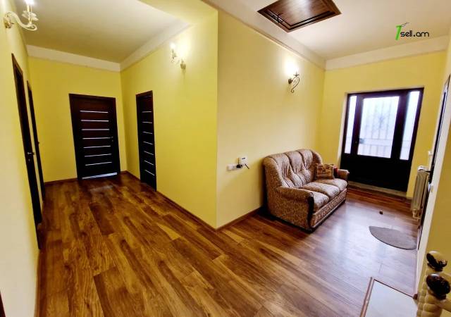 Երկու հարկանի տուն Հրաչյա Աճառյան փողոցում Ավանում, 440 ք.մ., 2 սանհանգույց, կապիտալ վերանորոգված