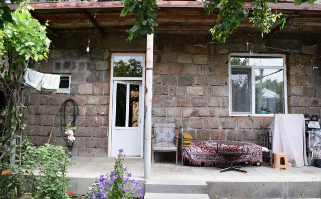 Երկու հարկանի քարե տուն Կնունյանց փողոցում Գյումրիում, 279 քմ, 2 սանհանգույց, եվրովերանորոգված