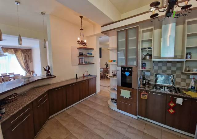 Մեկ հարկանի քարե տուն Խաչատուր Աբովյանի 27-րդ փողոցում Ավանում, 1000 ք.մ., 2 սանհանգույց