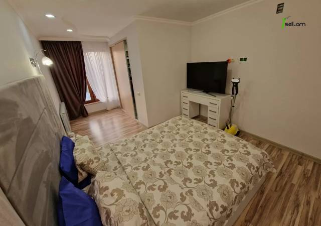 Երեք հարկանի քարե տուն, Նորք-Մարաշ վարչական շրջան Նորք Մարաշում, 300 ք.մ., 3+ սանհանգույց