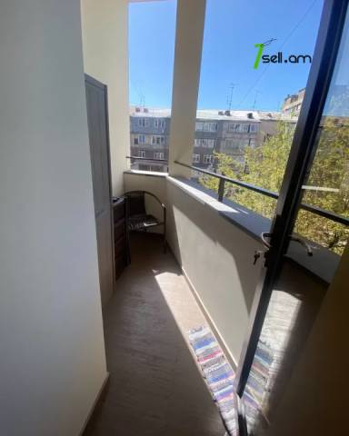 4 սենյականոց բնակարան Կոմիտասի պողոտայում, 91 ք.մ., բարձր առաստաղներ, մի քանի պատշգամբ, 3/5 հարկ