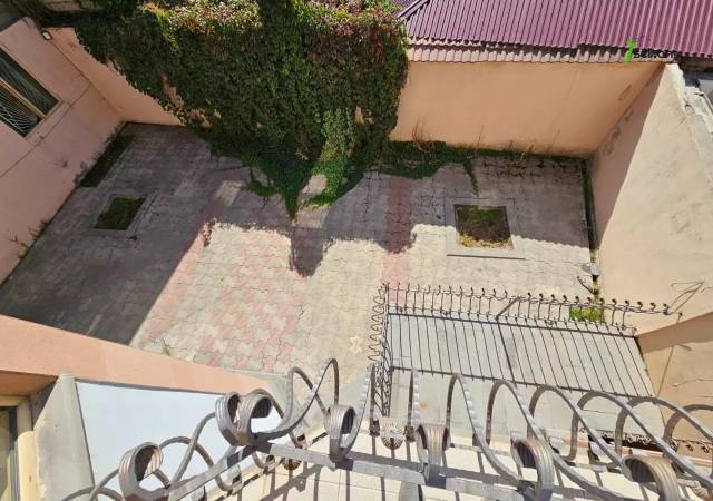 Երկու հարկանի քարե տուն Չարենցի փողոցում կենտրոնում, 740 ք.մ., 3+ սանհանգույց, կապիտալ վերանորոգված