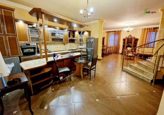 Երկու հարկանի քարե տուն, Դավթաշեն վարչական շրջան Դավիթաշենում, 650 ք.մ., 2 սանհանգույց