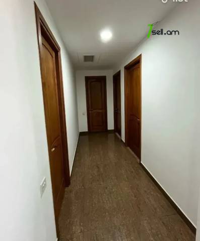 Գրասենյակային տարածք Պարոնյան փողոցում կենտրոնում, 95 ք.մ.