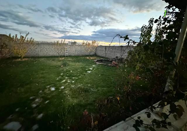 Երեք հարկանի քարե տուն 1-ին փողոցում Զովունիում, 800 ք.մ., 3+ սանհանգույց, կապիտալ վերանորոգված