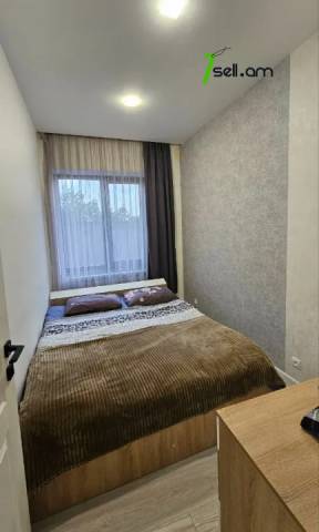 Երեք հարկանի քարե տուն Զաքարիա Քանաքեռցու փողոցում Քանաքեռ Զեյթունում, 250 քմ, 3+ սանհանգույց