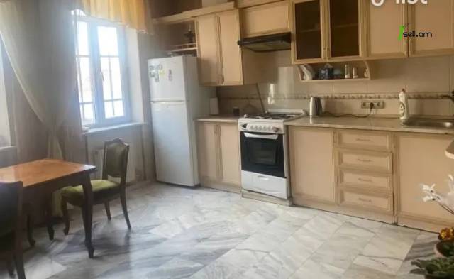 Երեք հարկանի քարե տուն Ծարավ աղբյուրի փողոցում Ավանում, 360 ք.մ., 2 սանհանգույց