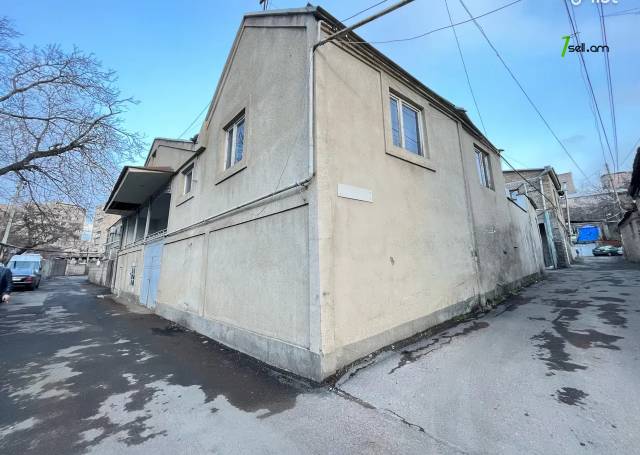 Երկու հարկանի քարե տուն Մարշալ Խուդյակովի փողոցում Ավանում, 286 ք.մ., 2 սանհանգույց