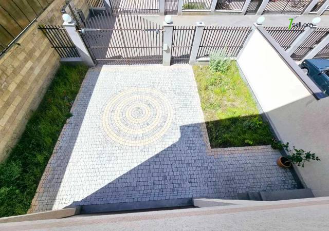 Երկու հարկանի տուն, Գ-1 թաղամաս Աջափնյակում, 552 ք.մ., 2 սանհանգույց, կապիտալ վերանորոգված