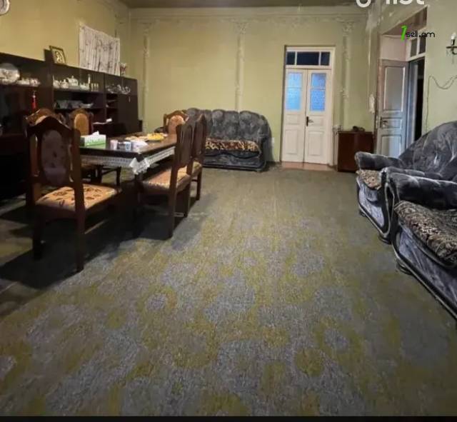 Երեք հարկանի քարե տուն Մանուշյան փողոցում Արաբկիրում, 350 ք.մ., 2 սանհանգույց