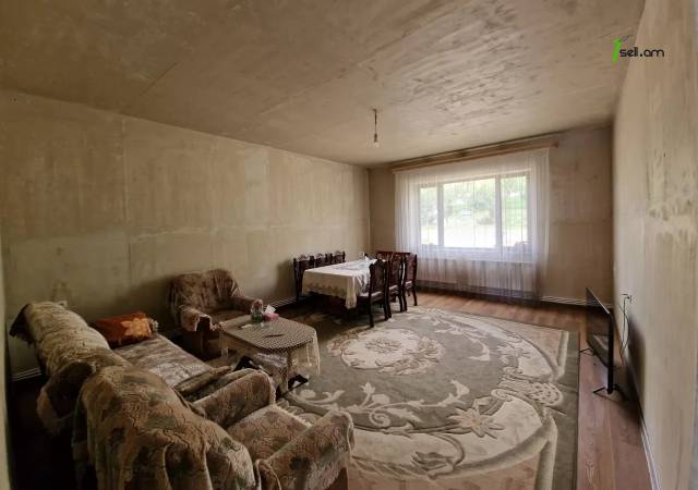 Մեկ հարկանի քարե տուն Ավանում, 1400 ք.մ., 2 սանհանգույց