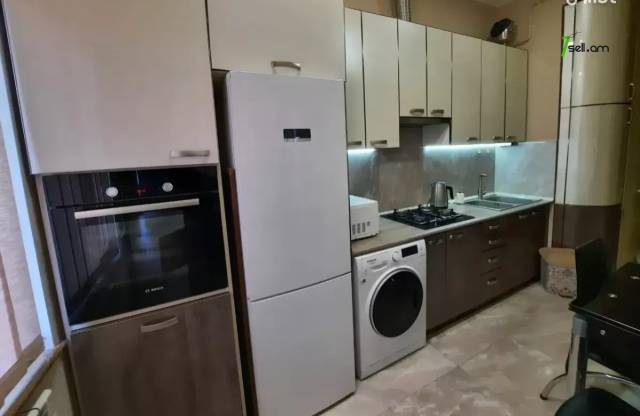 4 սենյականոց բնակարան կենտրոնում, 82 ք.մ., 2 սանհանգույց, բարձր առաստաղներ, կապիտալ վերանորոգված