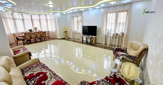 Երեք հարկանի քարե տուն Մարշալ Բաբաջանյանի փողոցում Ավանում, 420 ք.մ., 2 սանհանգույց