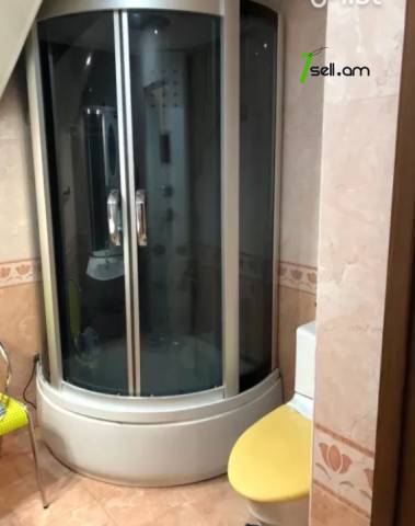 3 սենյականոց բնակարան Կարապետ Ուլնեցու փողոցում, 105 ք.մ., 2 սանհանգույց, բարձր առաստաղներ, 1/3 հարկ