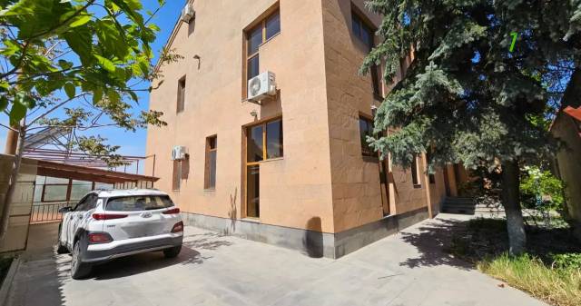 Չորս հարկանի քարե տուն Գարեգին Հովսեփյանի փողոցում Նորք Մարաշում, 2265 քմ, 3+ սանհանգույց