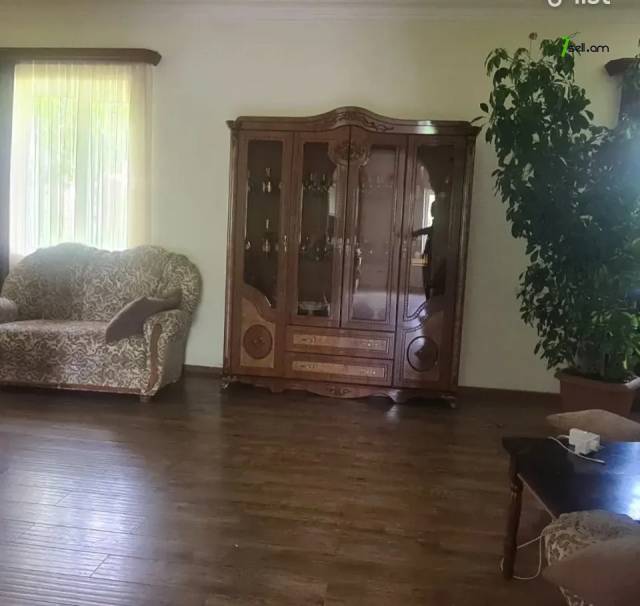 Երկու հարկանի տուն Կնունյանց փողոցում Եղվարդում, 300 քմ, 3+ սանհանգույց, կապիտալ վերանորոգված